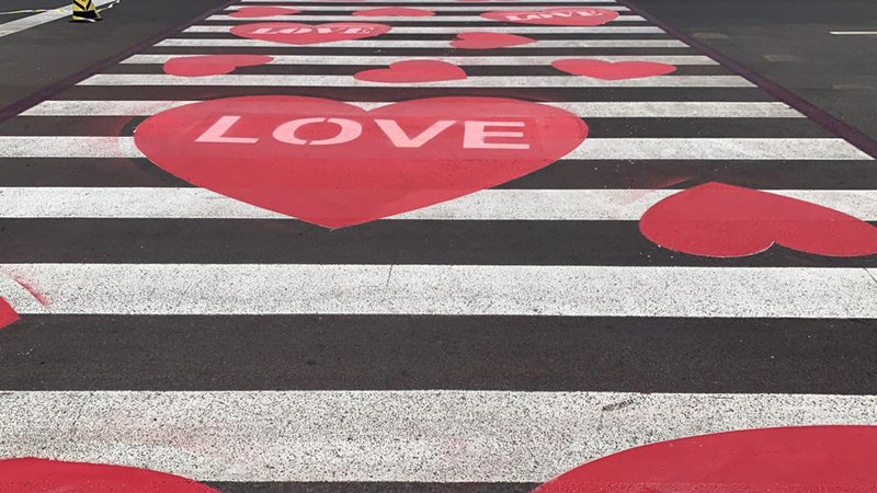 Algunos pasos de cebra han sido redise?ados en Khiyabagsh, Ordos, con nuevos colores y patrones, incluidos dibujos de corazones y nubes, Región Autónoma de Mongolia Interior, 22 de julio del 2021. [Foto: Liu Yanan y Sun Haibin/ China Daily]