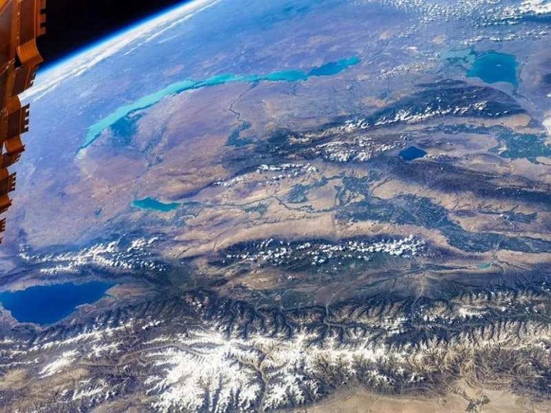 Foto tomada por el astronauta chino Liu Boming muestra el lago Balkhash, uno de los lagos más grandes de Asia. (Foto proporcionada por la Oficina de Ingeniería Espacial Tripulada de China)
