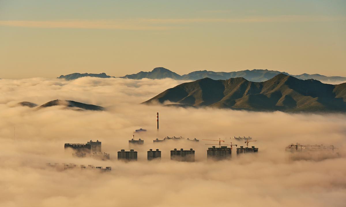Las monta?as en Ar Horchqin, en la región autónoma de Mongolia Interior, envueltas en nubes y niebla a principios de oto?o. [Foto / chinadaily.com.cn]