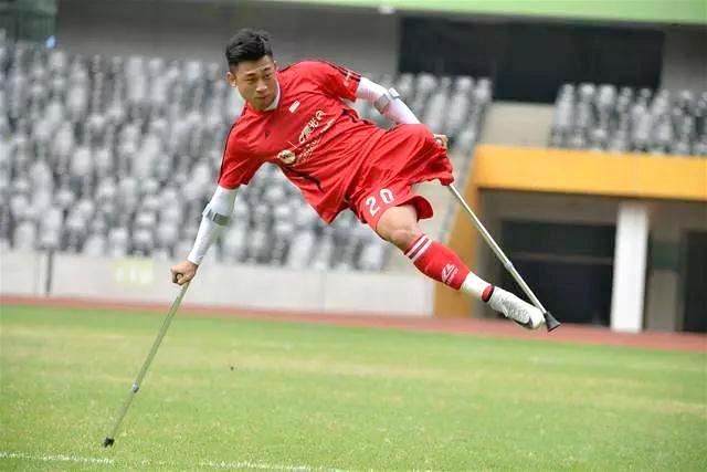 Una foto muestra a He Yiyi en acción durante un partido de fútbol. [Televisión Central de China]