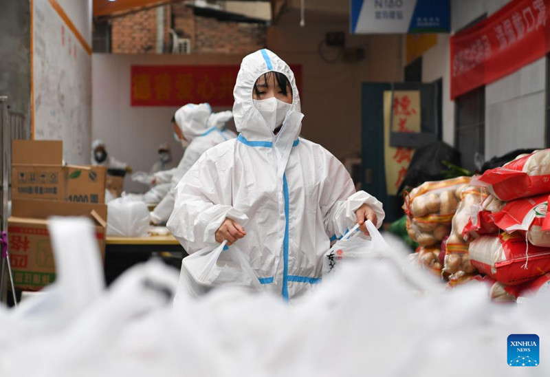Voluntarios ayudan en la “cocina de lucha contra la epidemia" en Deshan, Xi'an
