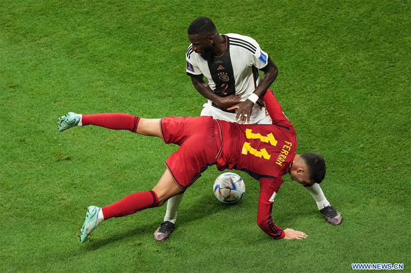 Espa?a y Alemania empatan en partido tenso de Copa Mundial