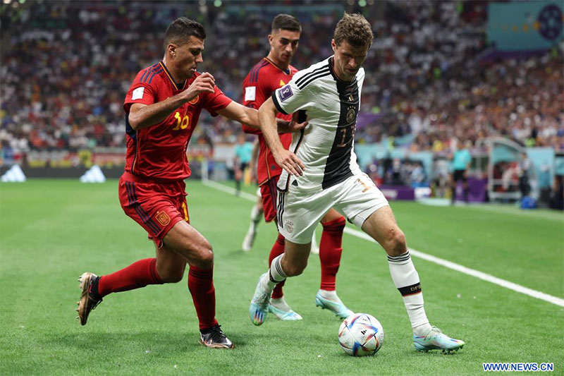 Espa?a y Alemania empatan en partido tenso de Copa Mundial