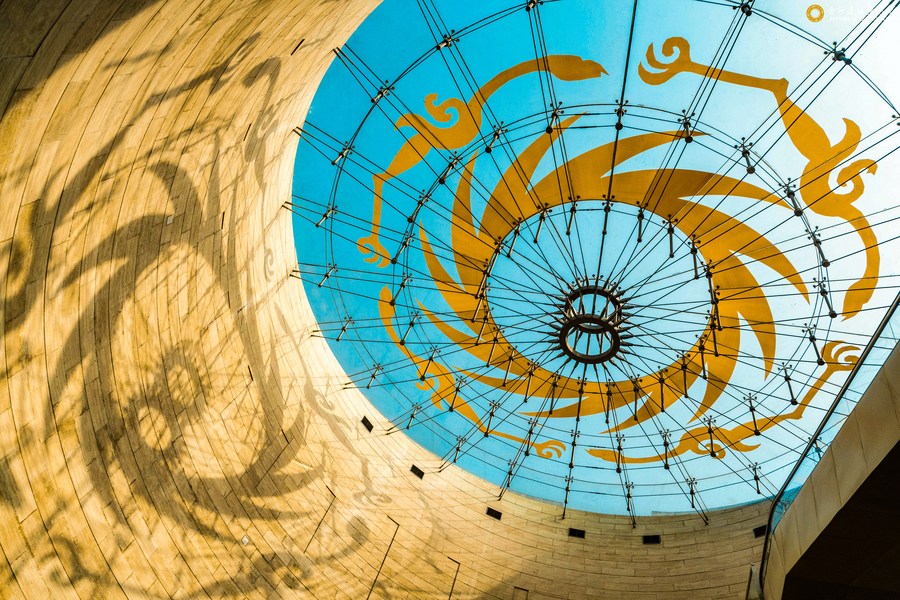 El adorno de oro del sol y las aves inmortales se ve en la cúpula del Museo del Sitio Jinsha en Chengdu, capital de la provincia suroccidental china de Sichuan, el 10 de marzo de 2022. (Xinhua/Zhang Yan)