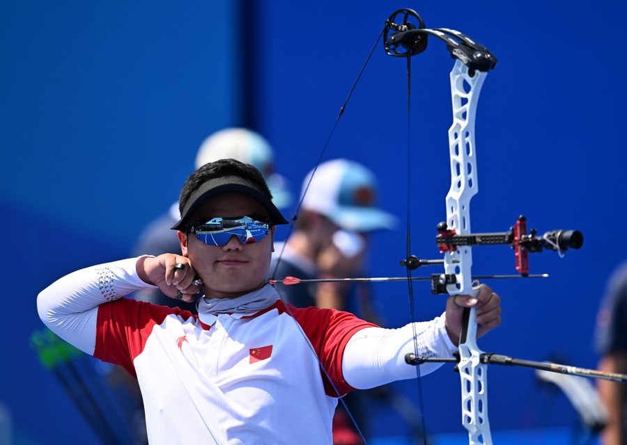 Wang Shikun de China compite en la final del equipo masculino de tiro con arco compuesto contra Francia en la 31a edición de verano de los Juegos Mundiales Universitarios de la Federación Internacional de Deportes Universitarios (FISU, siglas en inglés) en la ciudad china de Chengdu, el 30 de julio de 2023. (Xinhua/Zhang Long)