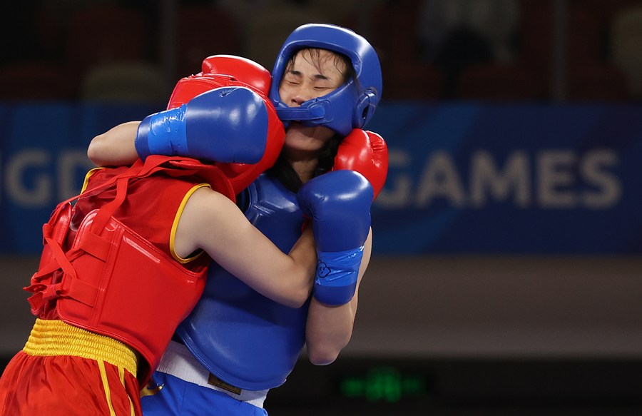 Li Zhiqin (derecha) de China compite con Berna Tut de Turquía durante la final femenina de 60 kilos de Wushu en la 31a edición de verano de los Juegos Mundiales Universitarios de la Federación Internacional de Deportes Universitarios (FISU, siglas en inglés) en Chengdu, en la provincia suroccidental china de Sichuan, el 3 de agosto de 2023. (Xinhua/Jia Haocheng)