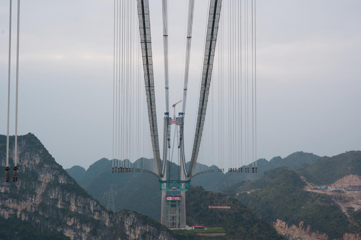 La armadura de 215 toneladas levantada este lunes será el soporte principal para la cubierta de concreto del puente del Gran Ca?ón de Huajiang. [Foto: Liu Boqian/ China Daily]