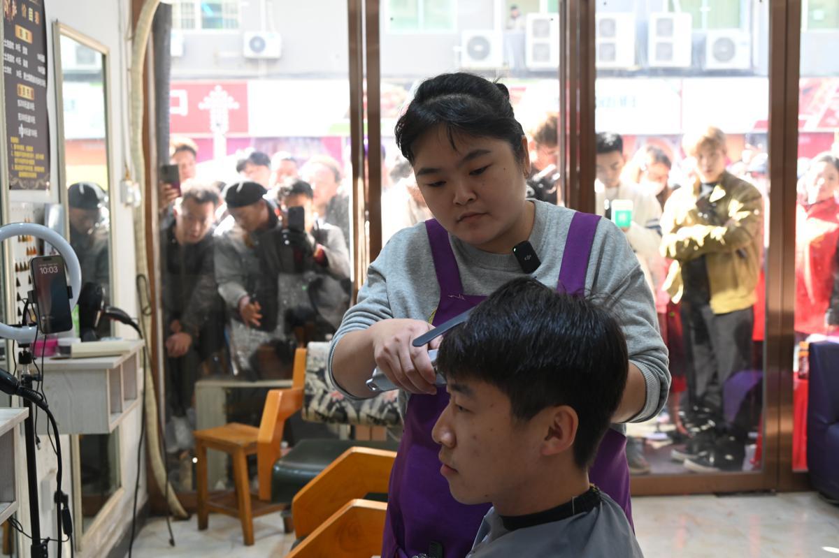 Xiaohua trabaja en su peluquería de Huaihua, provincia de Hunan. [Foto: Zhang Zhuo/ China Daily]