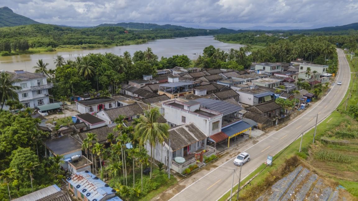 Camino rural en el municipio de Wanquan, Qionghai, provincia de Hainan, 19 de julio del 2024. (Foto: Meng Zhongde/ Diario del Pueblo digital)