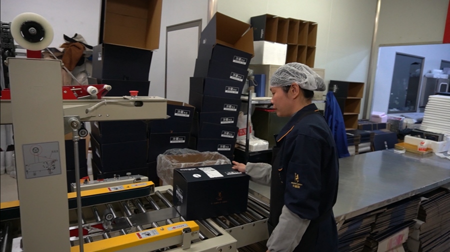 Fang Qin, un aldeano empacando productos de caviar en una fábrica ubicada en Shishi de Quzhou, provincia de Zhejiang, este de China, 6 de diciembre de 2024. [Foto de Yan Xingzhou/chinadaily.com.cn]