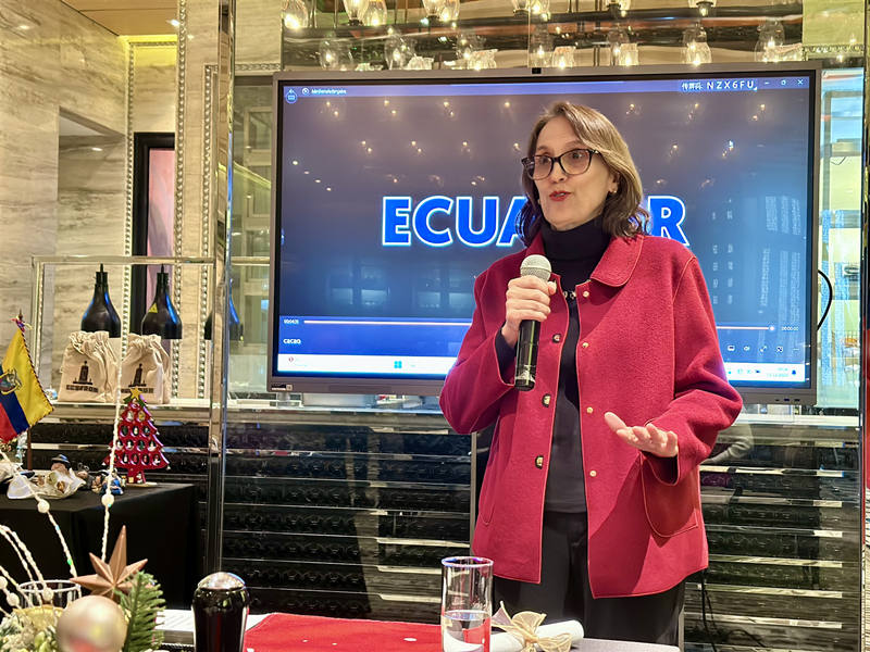 María Soledad Córdova Montero, embajadora del Ecuador en China, interviene en una actividad sobre las tradiciones navide?as ecuatorianas, Beijing, 12 de diciembre del 2024. (Foto: Zhou Yu/ Diario del Pueblo digital)