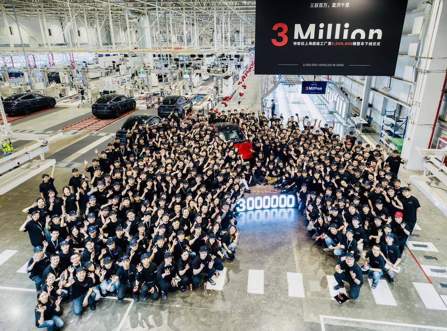 El vehículo número tres millones producido por la megafábrica de Tesla en Shanghai sale de la línea de ensamblaje, en Shanghai, en el este de China, el 11 de octubre de 2024. (Xinhua) 
