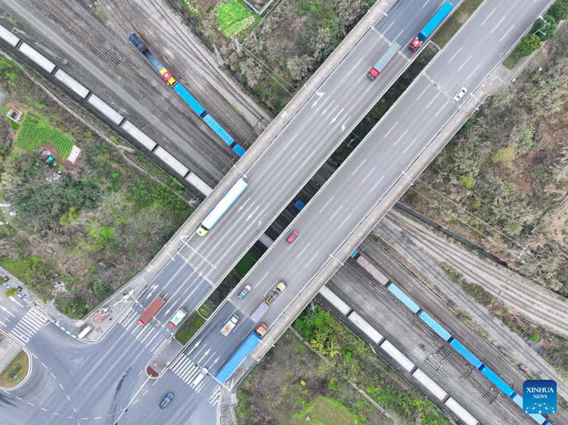 CHONGQING, 10 febrero, 2025 (Xinhua) -- Vista aérea tomada con un dron el 10 de febrero de 2025 de un tren de carga partiendo de la Estación de Tuanjiecun, en Chongqing, en el suroeste de China. Un tren de carga con 55 contenedores unitarios equivalentes a cuarenta pies salió de Chongqing el lunes hacia la ciudad portuaria de Hairatan en Afganistán, marcando el primer viaje del servicio directo de tren de carga entre dos ciudades. (Xinhua/Tang Yi)