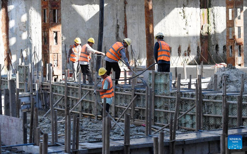SANYA, 16 febrero, 2025 (Xinhua) -- Empleados trabajan en el sitio de construcción de un proyecto clave del Distrito Central de Negocios, en Sanya, en la provincia de Hainan, en el sur de China, el 16 de febrero de 2025. (Xinhua/Zhao Yingquan)