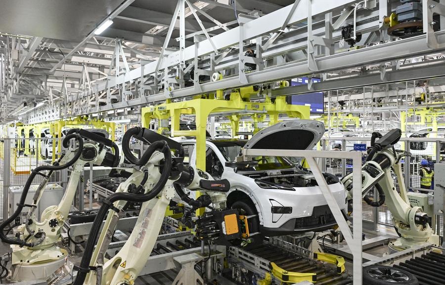 Imagen de una línea de montaje automatizada en una fábrica inteligente de Changan Auto, en Chongqing, suroeste de China, el 9 de enero de 2025. (Xinhua/Wang Quanchao)