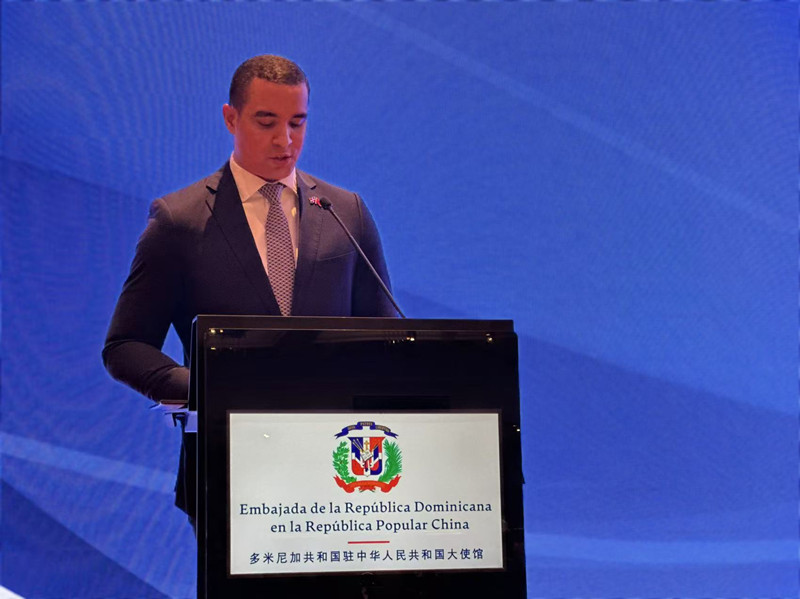 José Julio Gómez, embajador de la República Dominicana en China, interviene durante el acto por el 181 aniversario de la independencia de la República Dominicana en Beijing, China, 27 de febrero del 2025. (Foto:      Zhou Yu/Diario del Pueblo digital)