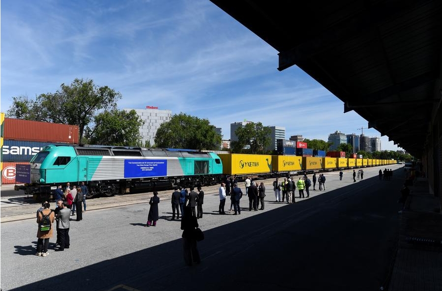 Invitados asisten a la ceremonia de lanzamiento del tren de carga conmemorativo China-Europa, que une a Yiwu, en la provincia oriental china de Zhejiang, con Madrid, en Espa?a, con motivo del décimo aniversario de la puesta en marcha del servicio, en Madrid, el 8 de mayo de 2024. (Xinhua/Gustavo Valiente)