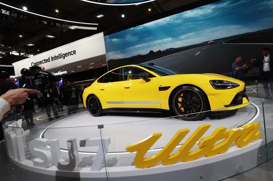 Visitantes observan un Xiaomi SU7 Ultra durante el Congreso Mundial de Móviles 2025, en Barcelona, Espa?a, el 3 de marzo de 2025. (Xinhua/Zhao Dingzhe)