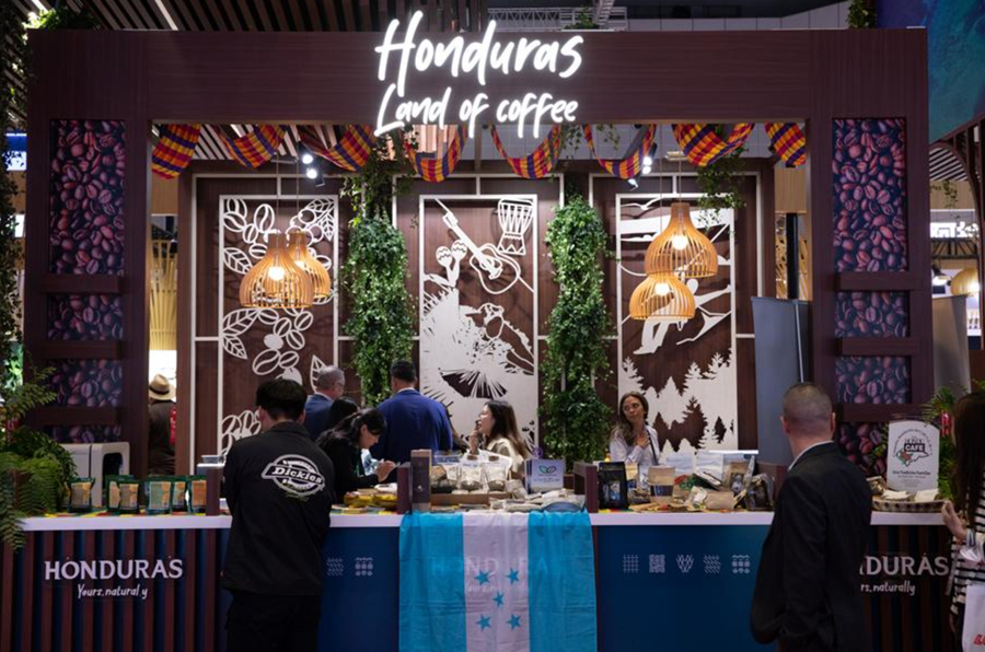 Visitantes aprenden sobre granos de café en el estand de Honduras en la VI Exposición Internacional de Importaciones de China (CIIE, por sus siglas en inglés), en Shanghai, en el este de China, el 6 de noviembre de 2023. (Xinhua/Jin Liwang) 
