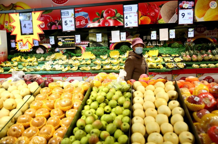 Una clienta selecciona fruta en un supermercado, en Lianyungang, en la provincia de Jiangsu, en el este de China, el 9 de enero de 2025. (Xinhua/Wang Chun) 