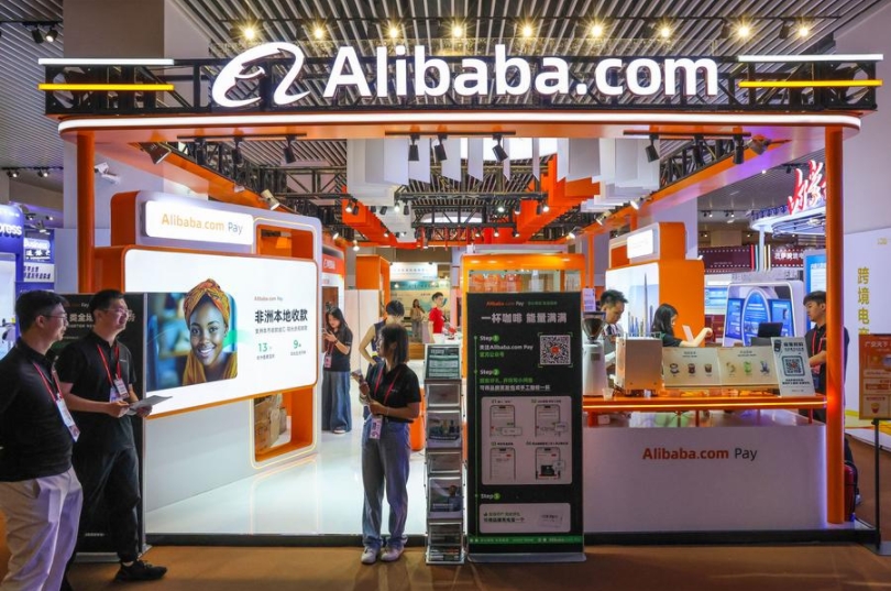 La gente visita el puesto de Alibaba.com durante la 136a Feria de Importación y Exportación de China en Guangzhou, provincia de Guangdong, en el sur de China, el 15 de octubre de 2024. (Xinhua/Liu Dawei)