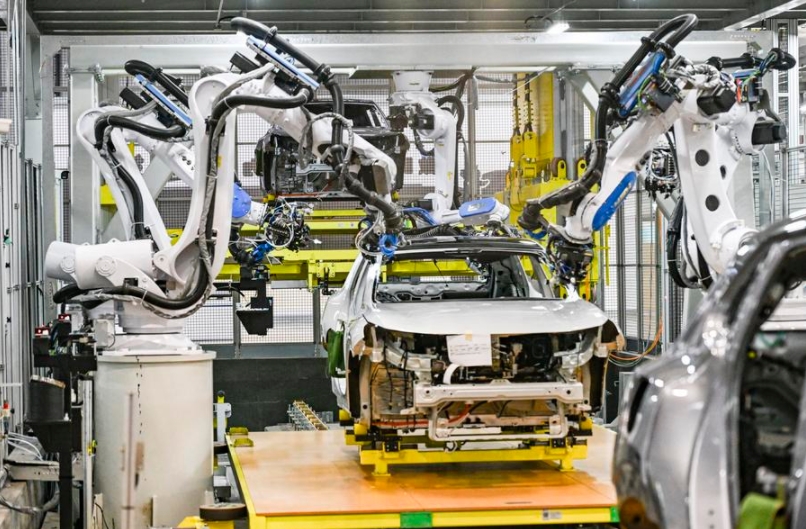 Esta foto, tomada el 6 de marzo de 2025, muestra una línea de montaje automatizada en el taller de ensamblaje final de Chang'an Auto Digital Intelligence Factory, en el distrito de Yubei de la municipalidad suroccidental china de Chongqing. (Xinhua/Wang Quanchao)