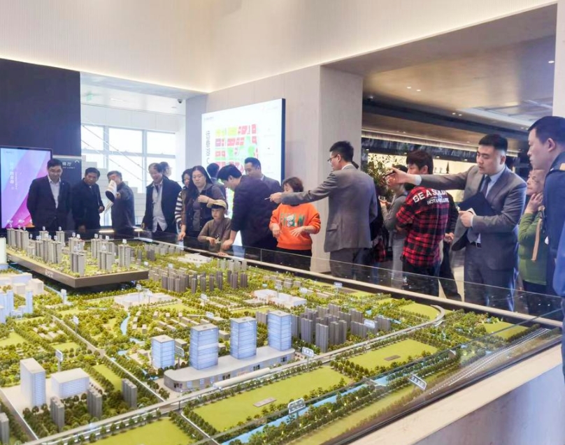 Un grupo de personas observa un modelo de un proyecto inmobiliario en Shanghai, en el este de China, el 28 de mayo de 2024. (Xinhua/Zheng Juntian)