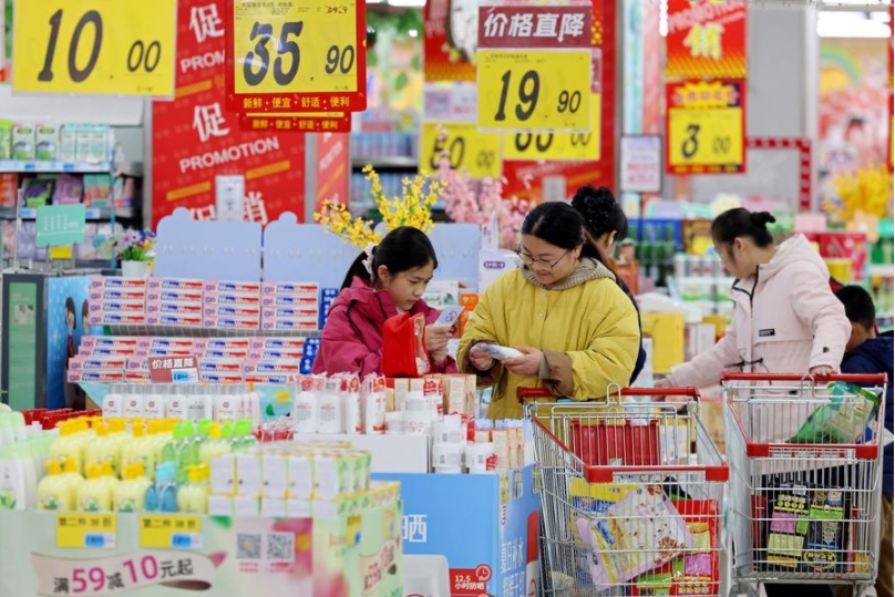 Un grupo de personas realiza compras en un supermercado en la ciudad de Zaozhuang, provincia de Shandong, en el este de China, el 9 de marzo de 2025. (Xinhua/Sun Zhongzhe)