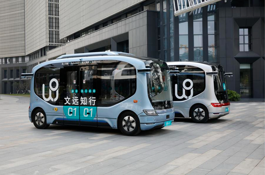 Autobuses de conducción autónoma creados por WeRide y Yutong Group Co., Ltd. son exhibidos en la ciudad de Guangzhou, capital de la provincia de Guangdong, en el sur de China, el 17 de julio de 2021. (Xinhua/Yin Jiajie)