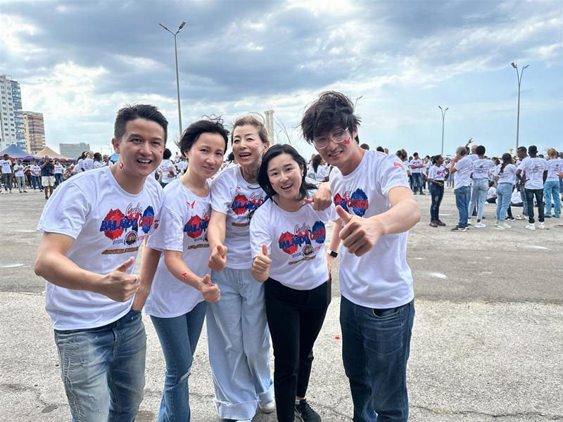 Un grupo de bailadores chinos, liderados por el maestro Fido, fundador de Mapa Salsero, viajaron a Cuba para participar del nuevo récord mundial en Rueda de Casino, La Habana, mayo del 2024. (Foto: YAC)