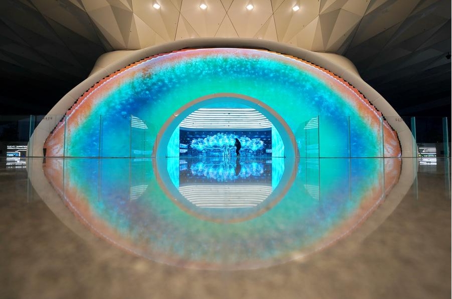 Un hombre visita el Centro de Computación Urbana de Xiong'an, en la Nueva área de Xiong'an, en la provincia norte?a china de Hebei, el 26 de febrero de 2025. (Xinhua/Mu Yu)