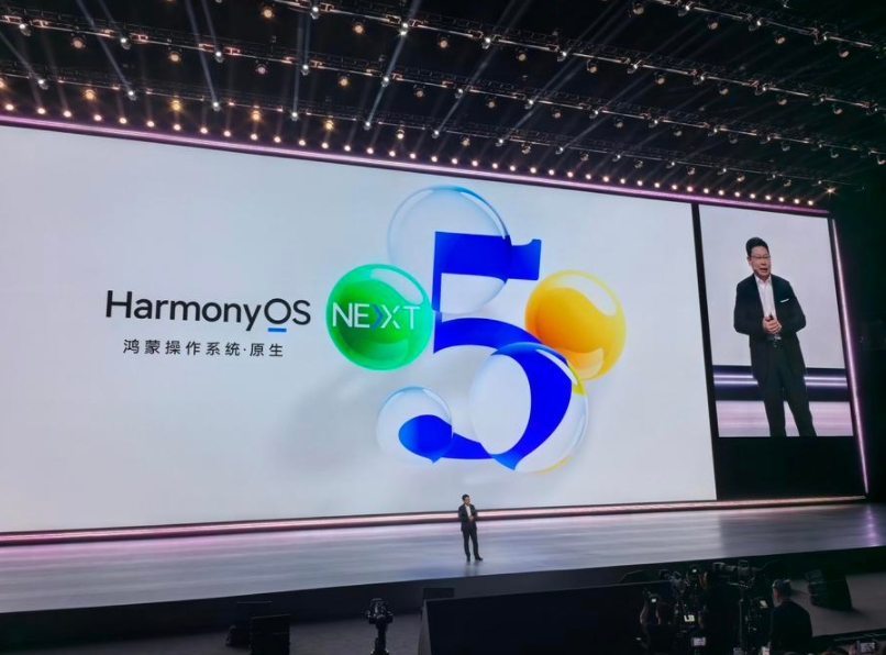 Yu Chengdong, director ejecutivo de Huawei, interviene en el evento de lanzamiento del sistema operativo HarmonyOS NEXT, en Shenzhen, ciudad de la provincia china de Guangdong, el 22 de octubre de 2024. (Xinhua/Bai Yu)
