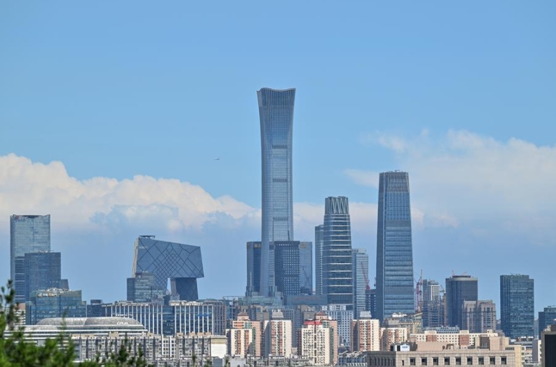 Esta foto, tomada el 12 de agosto de 2024, muestra los rascacielos del Distrito Central de Negocios (CBD, por sus siglas en inglés) en un día soleado de Beijing, capital de China. (Xinhua/Li Xin)