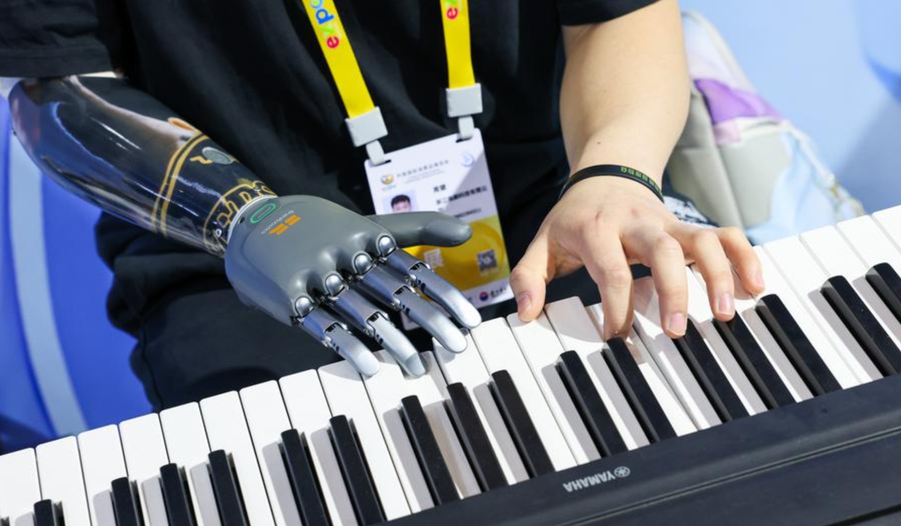 Un expositor toca el piano con una mano protésica inteligente en la V Exposición Internacional de Productos de Consumo de China, en Haikou, capital de la provincia meridional china de Hainan, el 13 de abril de 2025. (Xinhua/Yang Guanyu)