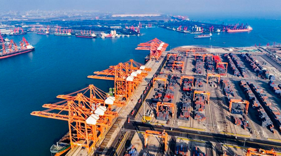 Fotografía tomada con un dron muestra una vista aérea del puerto de Tangshan, provincia de Hebei, en el norte de China, el 13 de enero de 2025. (Xinhua/Liu Mancang)