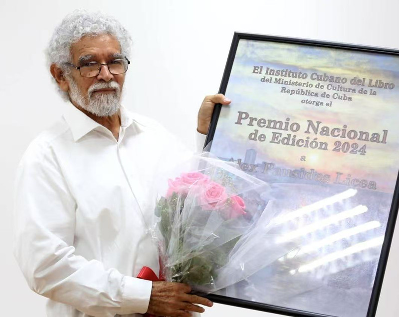 El poeta Alex Pausides, editor cubano de poesía contemporánea china. (Foto: cortesía)