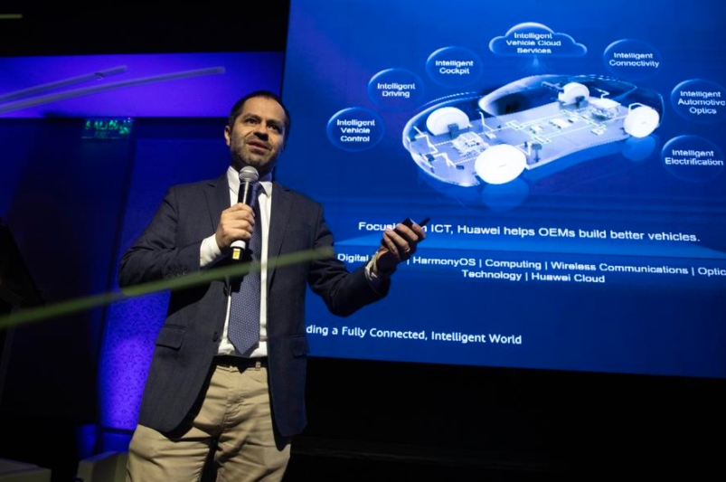 Imagen del 12 de abril de 2024 de Juan Bonora, director de Relaciones Institucionales de Huawei para Argentina, Uruguay, y Paraguay, hablando durante un evento sobre tecnología china, en la ciudad de Buenos Aires, Argentina. La tecnología china propicia el desarrollo y la inclusión de Argentina, con soluciones innovadoras y labor de responsabilidad social empresaria que llega a cada vez más hogares, barrios, industrias y grandes firmas. (Xinhua/Martín Zabala) 