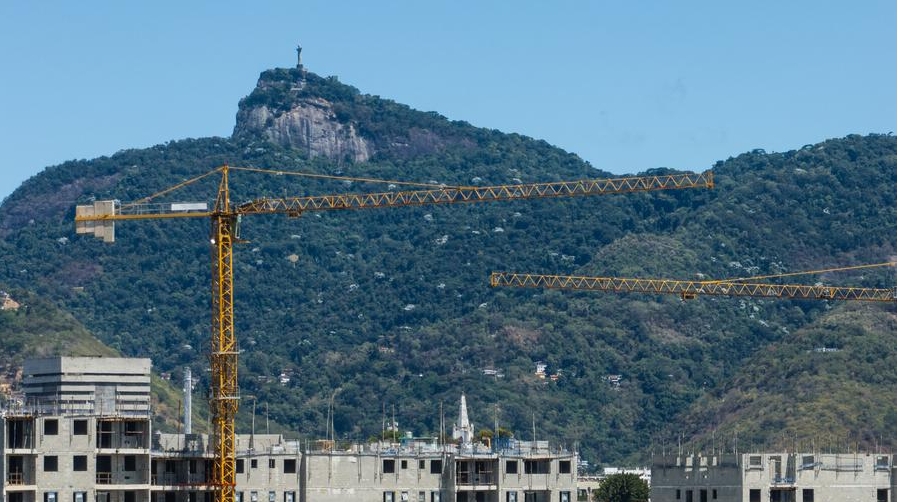 Imagen aérea del 7 de marzo de 2025 de un edificio en construcción, con la estatua del Cristo Redentor a la distancia, en Río de Janeiro, Brasil.(Xinhua/Wang Tiancong)