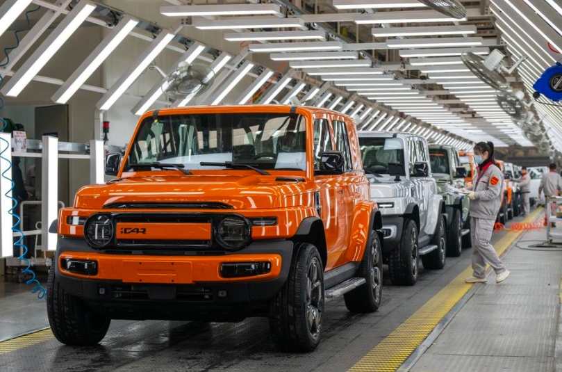 Empleados trabajan en una línea de producción en una empresa de vehículos de nueva energía en Wuhu, provincia oriental china de Anhui, el 3 de enero de 2025. (Xinhua/Xiao Benxiang)