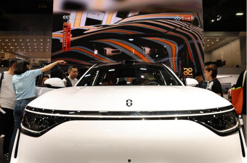 Visitantes observan un vehículo AITO M8 en la 21a Exposición Internacional de la Industria Automotriz de Shanghai, en Shanghai, en el este de China, el 1 de mayo de 2025. (Xinhua/Fang Zhe)