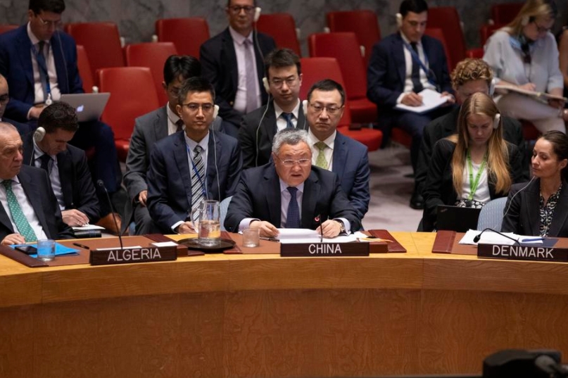 Fu Cong (c-frente), representante permanente de China ante las Naciones Unidas, habla en una reunión de emergencia del Consejo de Seguridad sobre las amenazas a la paz y la seguridad internacionales, en la sede de la ONU, en Nueva York, el 20 de junio de 2025. Un enviado chino pidió el viernes esfuerzos internacionales para promover conversaciones que alivien las tensiones entre Israel e Irán. (Xinhua/Xie E) 
