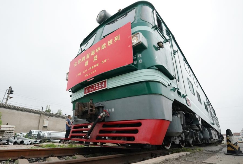 Un tren de carga China-Europa sale del Puerto Terrestre Internacional de Beijing, en el distrito de Fangshan de la capital china, el 30 de junio de 2025. (Xinhua/Zhang Chenlin)