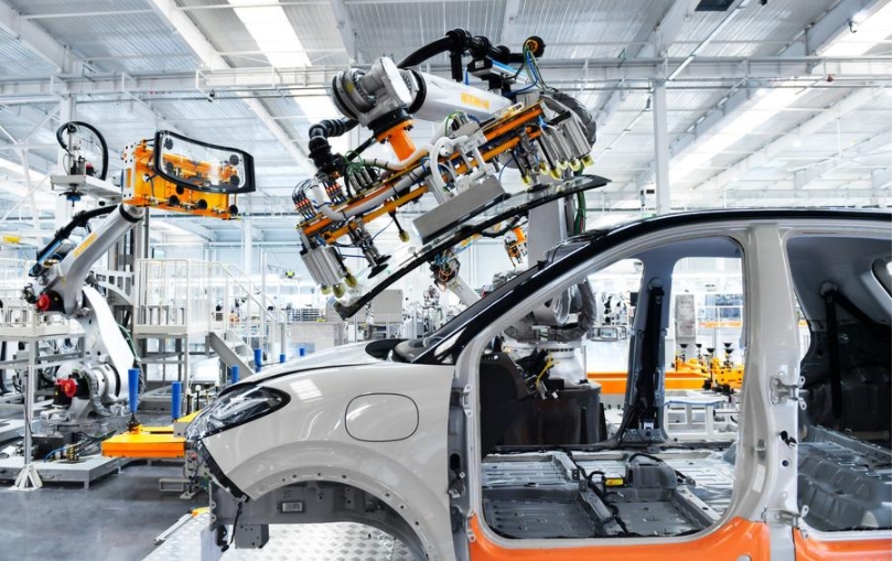 Robots instalan parabrisas en automóviles en un taller inteligente del fabricante de vehículos chino SAIC-GM-Wuling en Liuzhou, región autónoma de la etnia zhuang de Guangxi, en el sur de China, el 9 de mayo de 2024. (Xinhua/Jin Haoyuan)