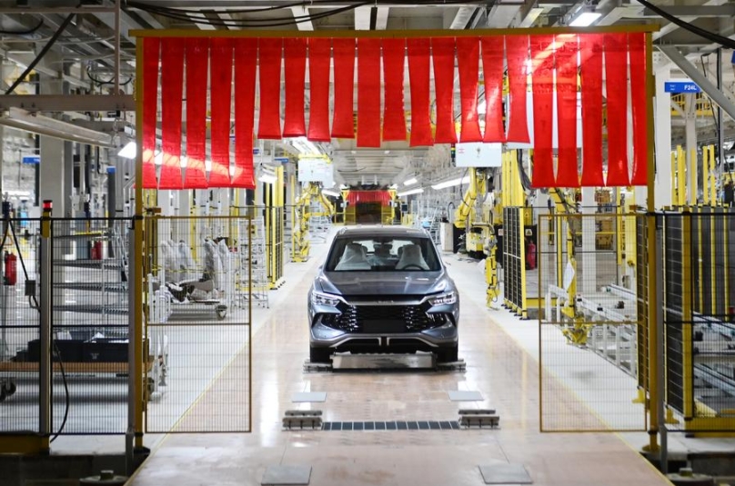 Imagen del 1 de julio de 2025 de un vehículo de nueva energía de BYD visto en la base de producción de la empresa, en Camacari, en el estado de Bahía, Brasil. (Xinhua/Lucio Tavora) 