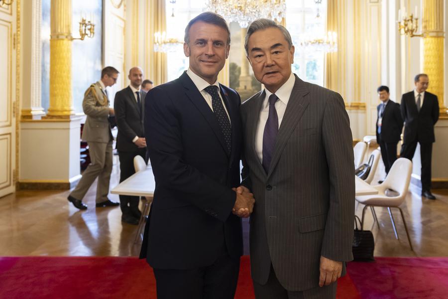 El presidente francés, Emmanuel Macron, se reúne con el ministro de Relaciones Exteriores chino, Wang Yi, también miembro del Buró Político del Comité Central del Partido Comunista de China, en el Palacio del Elíseo, en París, capital de Francia, el 4 de julio de 2025. (Xinhua/Alexandra Lebon/Presidencia de Francia)