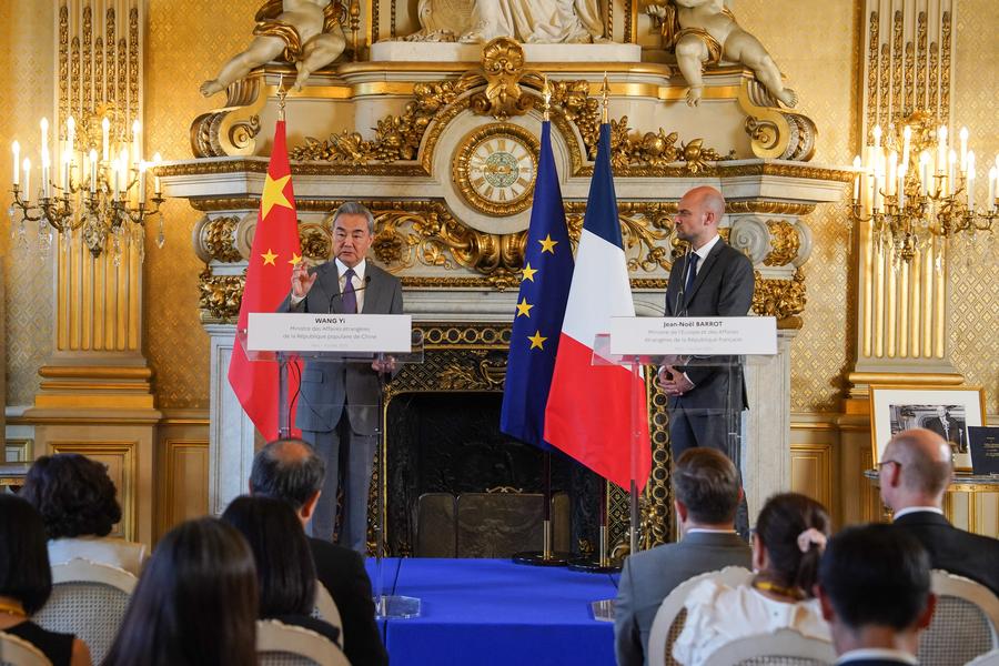 El ministro de Relaciones Exteriores chino, Wang Yi, también miembro del Buró Político del Comité Central del Partido Comunista de China, participa en una rueda de prensa junto al canciller francés, Jean-Noel Barrot, en París, capital de Francia, el 4 de julio de 2025. (Xinhua/Peng Ziyang) 