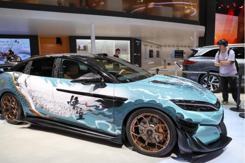 Un visitante observa un automóvil BYD de edición especial en la Exposición Internacional de Automóviles de la Gran área de la Bahía Guangdong-Hong Kong-Macao en Shenzhen, en la provincia meridional china de Guangdong, el 31 de mayo de 2025. (Xinhua/Liang Xu)