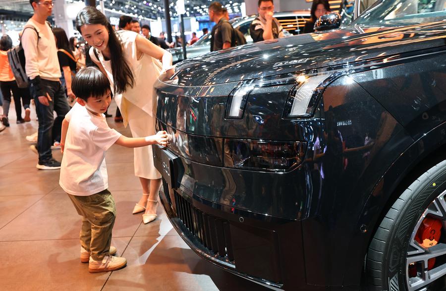 Un ni?o aprecia un automóvil Lynk & Co en la 21a Exposición Internacional de la Industria Automotriz en Shanghai, en el este de China, el 25 de abril de 2025. (Xinhua/Fang Zhe)
