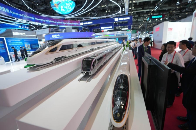 Personas visitan la exposición Ferrocarriles Modernos 2025, en Beijing, capital de China, el 8 de julio de 2025. (Xinhua/Xing Guangli)