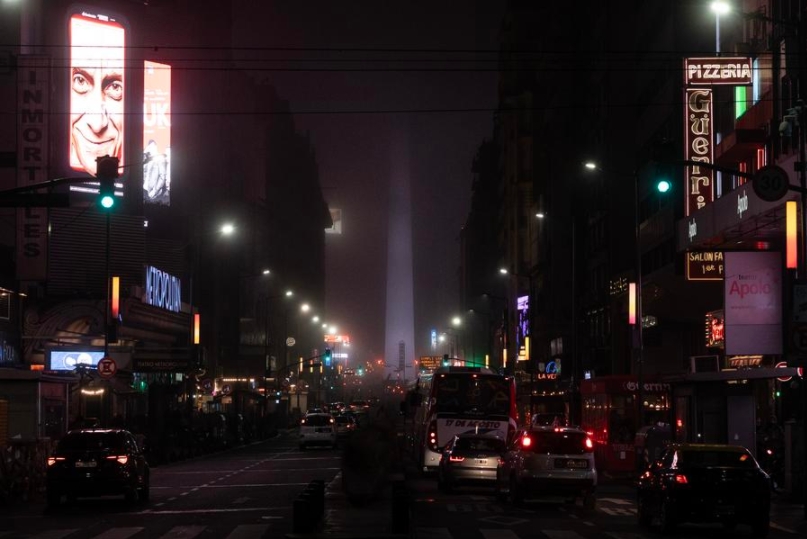 El Obelisco es visto cubierto por una espesa capa de niebla, en Buenos Aires, capital de Argentina, el 9 de julio de 2025. (Xinhua/Martín Zabala)